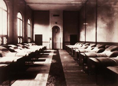 'Dortoir des déments' Foto 1887 (Collectie Museum Dr. Guislain)