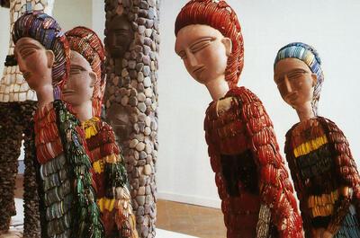 Nek Chand, Waterdraagsters. Betonmortel en plastic, tentoonstelling Outsiders, vanaf 14 juli 2002, voor 1998 (Collectie Stichting De Stadshof bruikleen aan Museum Dr. Guislain)
