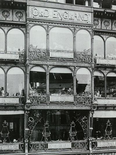 Detail van de gevel van het Saintenoy-gebouw. Foto omstreeks 1900. Muziekinstrumentenmuseum