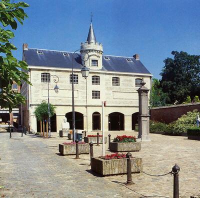 De gerestaureerde voorgevel van het Stedelijk Museum 'het Toreke',Tienen