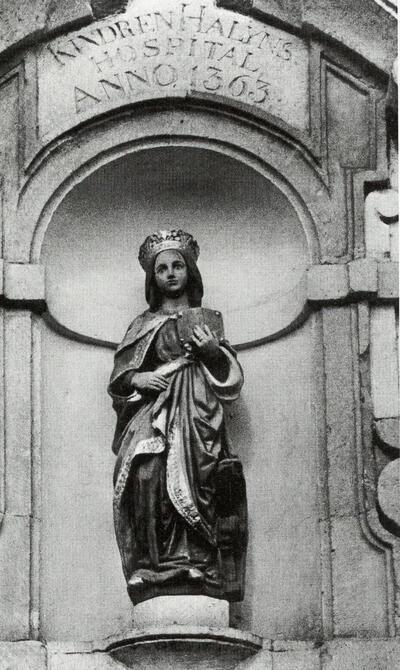 Nis boven de ingangspoort met beeld van Sint-Katharina en stichtingsdatum van het godshuis, Huis van Alijn