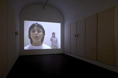Dora García, La lección respiratoria [The Respiratory Lesson], 2001, video 6:00 min. Verzameling MUSAC, León.