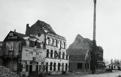 Wederopbouw van de hotels op het stationsplein van Ieper, 1919