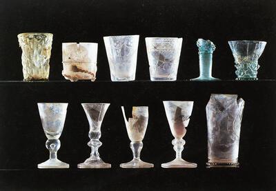Glaasjes afkomstig uit afvalputten in de infirmerie van de Sint-Pietersabdij, 16de-18de eeuw.  Dienst Stadsarcheologie, Gent