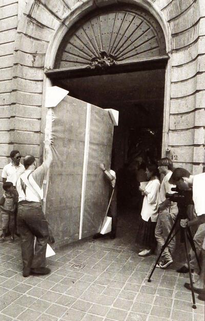 Enkele aspecten van de materiële voorbereiding van de tentoonstelling 'Hans Memling. Vijf eeuwen werkelijkheid en fictie' in het Groeningemuseum  (12 augustus-15 november 1994).  Foto's: J. Termont 