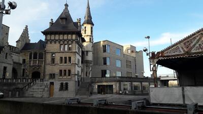 Het Steen met rechts het nieuwe bezoekerscentrum