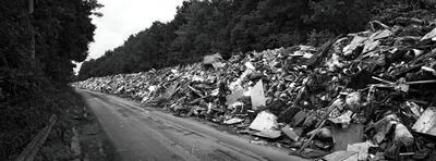 Het in onbruik geraakte knooppunt van de A601 was een van de drie opslagplaatsen voor de 150.000 ton afval; Datum opname: augustus 2021