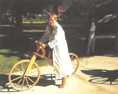 Het relatieve comfort van een loopfiets op kasseien aan den lijve ondervinden, zegt meer dan honderd woorden  (Openluchtmuseum Bokrijk, 1997). Foto: Sportmuseum Vlaanderen 