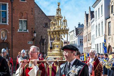 Translatie (morgenprocessie) van het Groot Schrijn van het Heilig Bloed (Jan Crabbe, 1617) voor de pontificale viering, gevolgd door de Heilig Bloedprocessie, 5 mei 2016