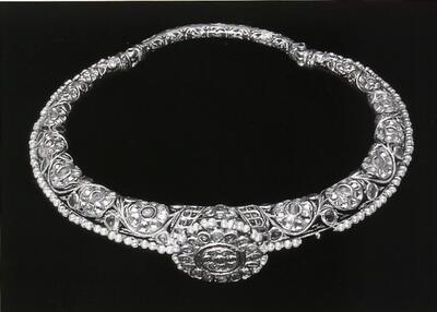 HANSLI, (ombuigzaam halssnoer voor zowel mannen als vrouwen) goud, diamant, robijn en smaragd, geregen aan één streng natuurparels- midden 18e eeuw. 