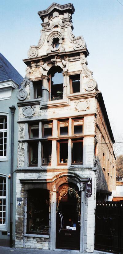 Voorgevel van "De Korenbloem", ca. 1684, zandsteen en arduin. Mechelen, Sint-Katelijnestraat. Lucas Faydherbe