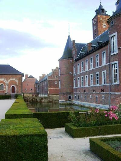 Noordvleugel van waterburcht, gezien vanuit de Franse tuin 