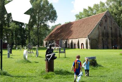 Beelden in het witte dorp Lissewege 