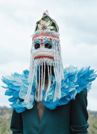 Baloji, Peau de Chagrin x Bleu de Nuit, 2018 - Wearable head sculpture by Damselfrau, garment by Brandon Wen © Foto: Kristin-Lee Moolman. 