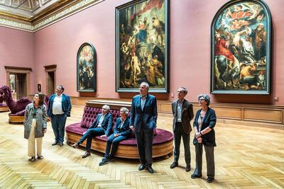 Enkele leden van de Topstukkenraad  in de Rubenszaal van het KMSKA Foto: Saskia Vanderstichele. Topstukken