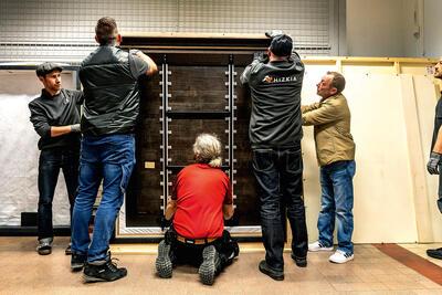 Het paneel past perfect in de nieuwe kist. Foto: Saskia Vanderstichele. Topstukken