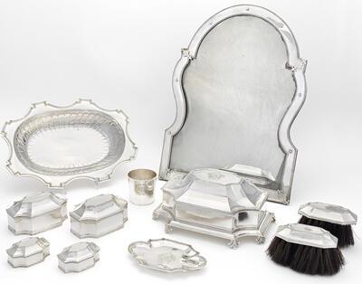 Cornelius II van Eesbeeck, Daniel Pijlemans   en Franciscus T’Serstevens, Elfdelig toiletensemble  met Brusselse merken, 1676-1725, zilver Collectie DIVA, Antwerpen –   Collectie Vlaamse Gemeenschap Foto’s: Dominique Provost Beschermd sinds 24 maart 2023. Topstukken