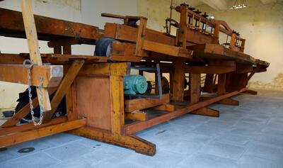 Fruitsorteermachine WOVEBI, 1947, met een detail   van de corrosie Fruitstreekmuseum, Borgloon. Topstukken