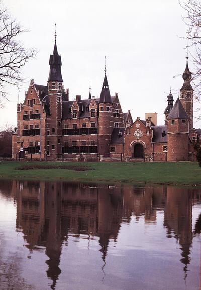 Gezicht op de oostgevel van het Provinciaal Museum Sterckshof-Zilvercentrum 