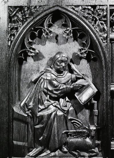 De evangelist Lucas, met zijn symbool, het gevleugeld rund Koorgestoelte van de Sint­Salvatorskathedraal van Brugge. Laat-gotiek
