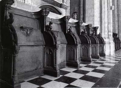 Koorgestoelte, Brussel, Nicolaas de Bruyn en Gort Gorys, 1438-42. Eikehout, 121 x 390 cm (per rij). Leuven, Sint-Pieterskerk. Laat-gotiek