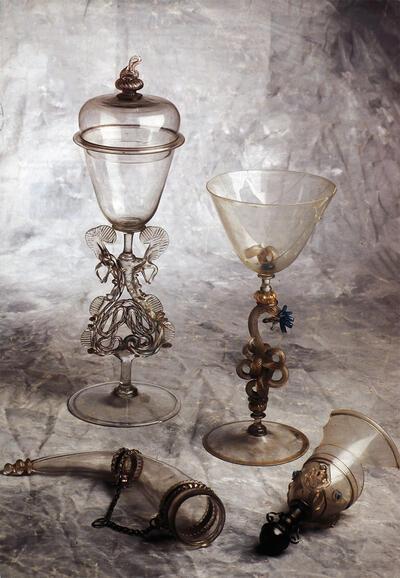 Ensemble façon de Venise­glas uit Antwerpen, Vleugelglas met deksel,  Slangeglas, Drinkhoorn, Drinkuit (Duc d'Alfs uitluiding) met vergulde Neptunusmaskertjes en zilveren belletje, glas