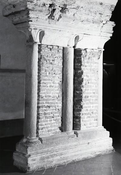 Crypte met gebarsten Romaanse zuiltjes. Sint-Baafskathedraal