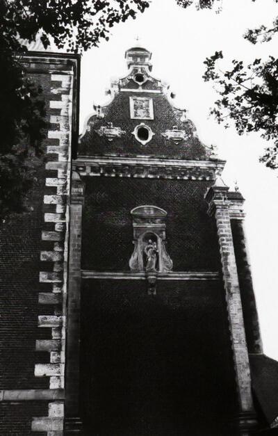 De noordfaçade van de kerk met madonna, Alden Biesen