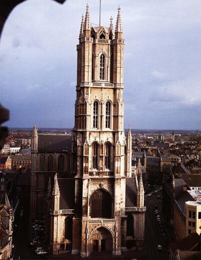 Een gezicht vanop het Belfort naar de westgevel van de kerk. Sint-Baafskathedraal