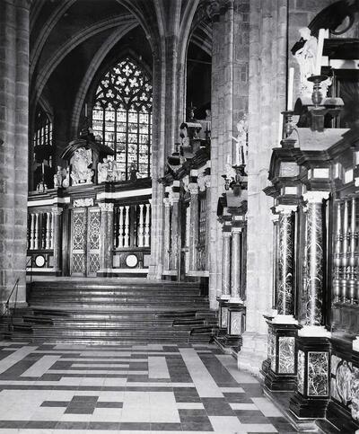 Het koor met een krans van ruime kapellen. Sint-Baafskathedraal