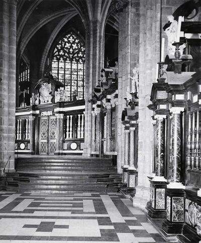  Het koor met een krans van ruime kapellen. Sint-Baafskathedraal