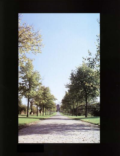 De Maastrichter allee met een gezicht op het poortgebouw. Alden Biesen