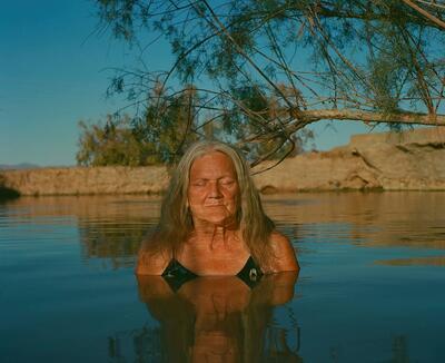 Sue, Slab City, USA, 2023 © Laura Henno courtesy Galerie Nathalie  Obadia Paris-Bruxelles