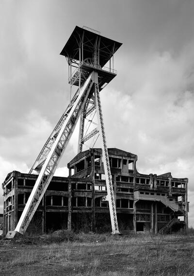 Metalen schachtbokken en betonnen ontvangstgebouw Waterschei, steenkoolmijn "André Dumont". Industriële archeologie, erfgoed