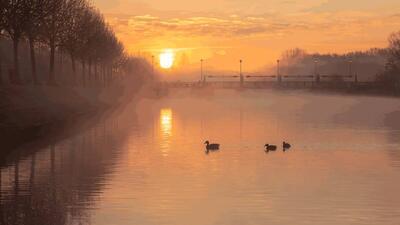 Gouden zonsopkomt boven de Leie aan de sluizen in Menen - Belgie van Fotografie Krist / Top Foto Vlaanderen 