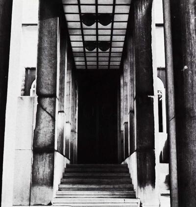 Josef Hoffmann (1870-1956), Het Stoclethuis, de toegangsportiek