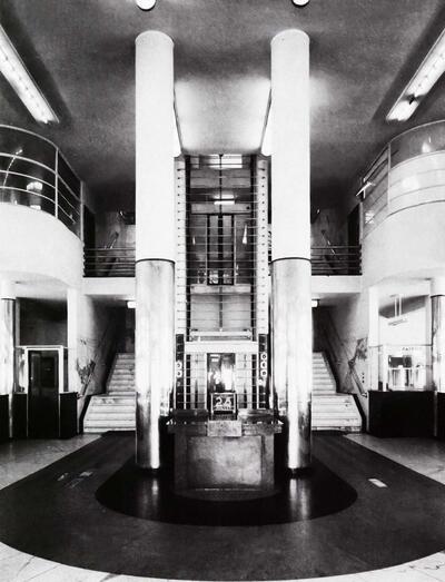 Maxime Brunfaut (1909), De inkom van het kantoorgebouw "Sociale Voorzorg", architectuur, Interbellum