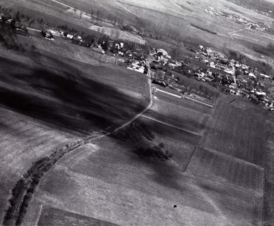 Luchtopname van het tracé van de Romeinse weg (Bavai-Keulen) op het grondgebied van Millen (deelgemeente Riemst bij Tongeren). Ruïnes, Monumenten