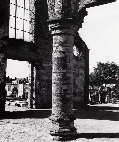 Oude kerk, Ettelgem Gotische zuil. Ruïnes, Monumenten