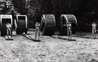 Magdalena Abakanowicz (Polen, 1930), Four standing figures and four wheels, 1983. Kunst voor musea