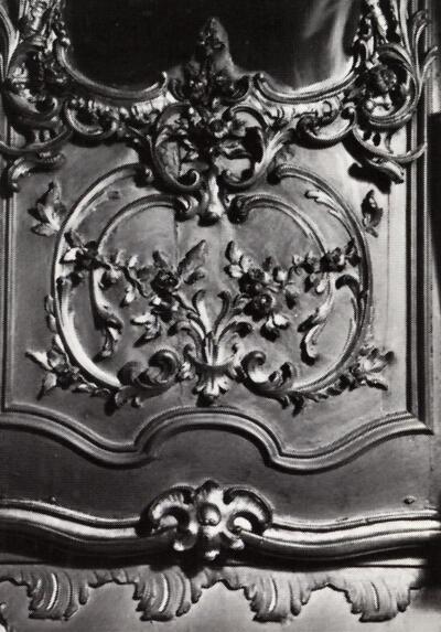 Het Hotel Falligan, Het groot salon (het Ecartésalon). Een detailopname van de lambrizering. 18e eeuwse architectuur