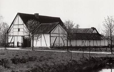 Een kleine vierkantsboerderij in vakwerk uit Beverst. 18e eeuwse architectuur