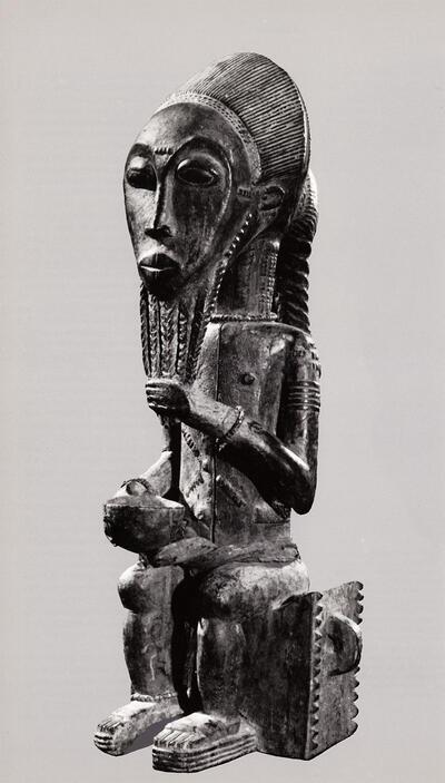 Beeld van een zittende man. Baule, Afrika