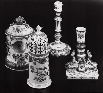 Kandelaars, bus voor poedersuiker, horlogehouder.  Omstreeks 1750 en 1760. Chinees Paviljoen
