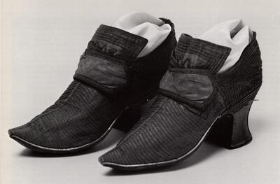Damesschoenen in groene zijde. Omstreeks 1750-1770. Mode