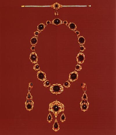 Gouden parure met granaten. Omstreeks 1838. Mode