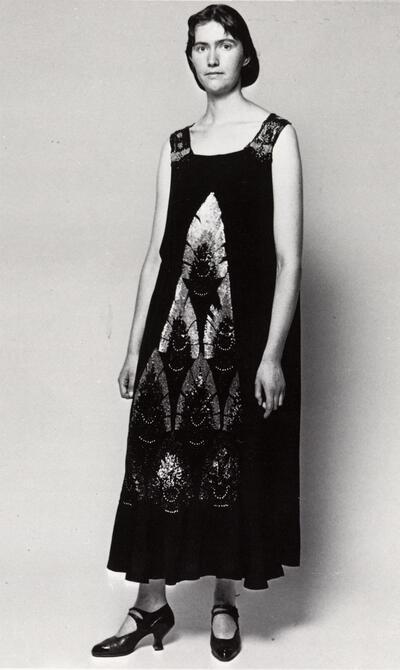 Halflange avondjapon. Omstreeks 1920. Mode