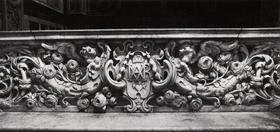 Sint-Carolus-Borromeuskerk, Onze-Lieve­Vrouwekapel, Antwerpen. De communiebank. Omstreeks 1625.  Baroksculptuur en kerkmeubilair