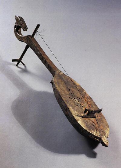 Gusle (of Gusla)/Joegoslavië. Van snorhout to synthesizer.