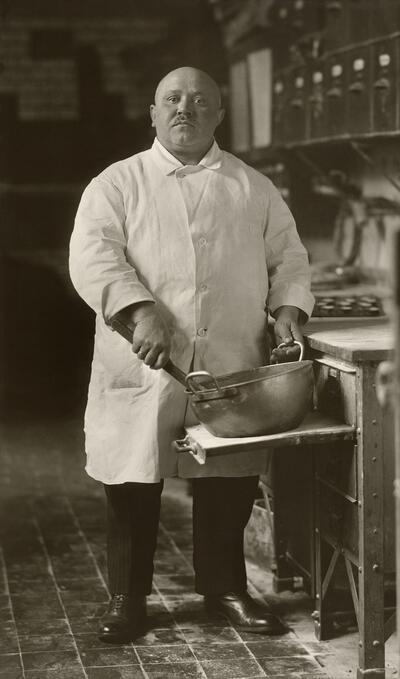 August Sander (1876-1964). Konditor, Keulen. ca 1925. Fotografie. Plastische kunsten